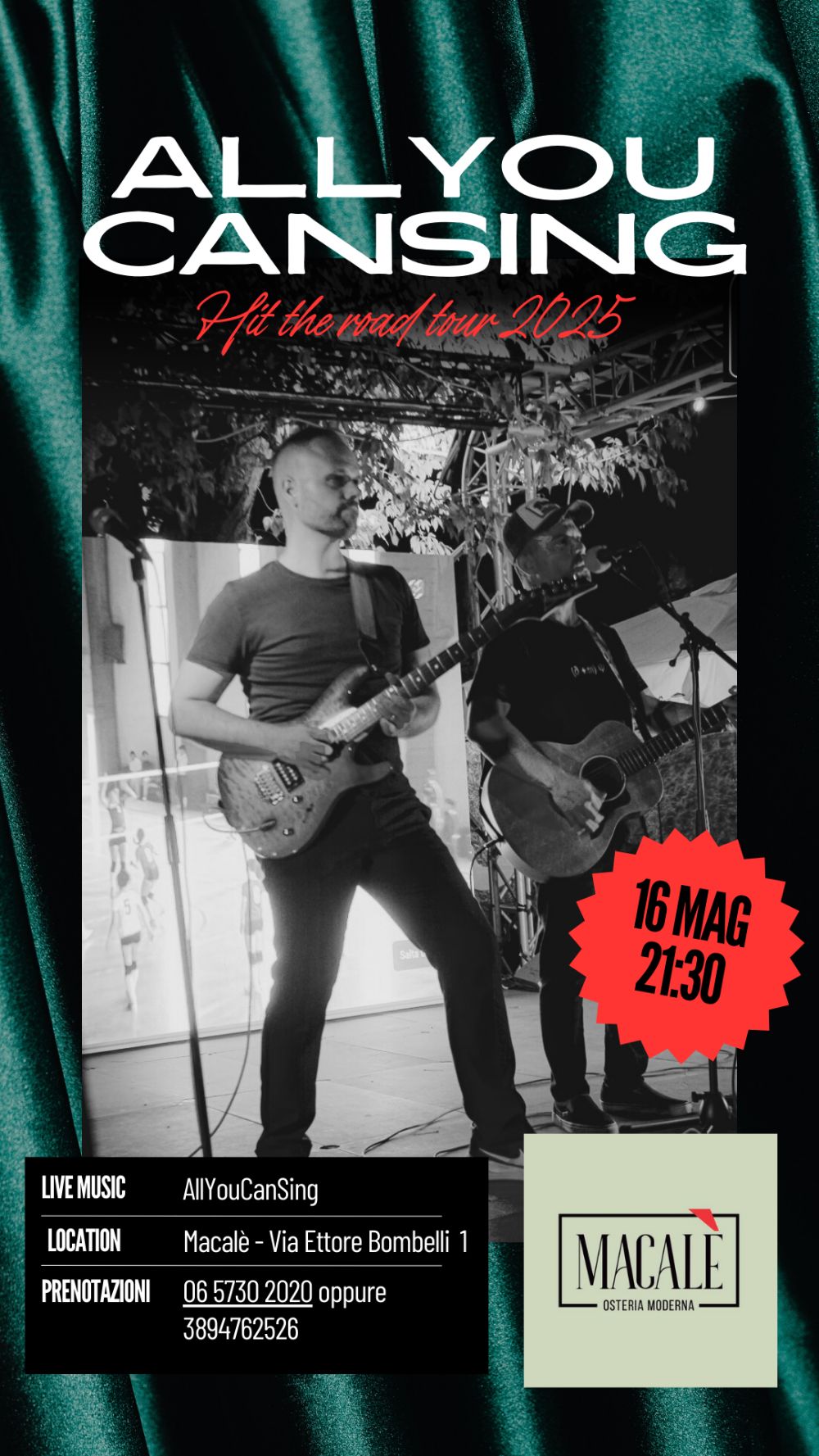 Due musicisti di AllYouCanSing si esibiscono dal vivo su un palco allestito all’aperto, entrambi con chitarre, sotto un’illuminazione teatrale. In primo piano la grafica promozionale dell’evento del 16 maggio 2025 presso Macalè – Osteria Moderna a Roma.